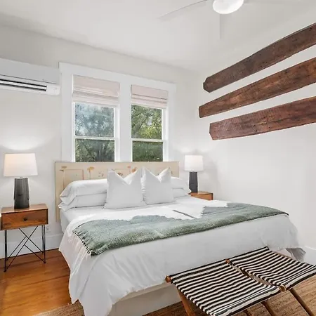 The Downtown Studio 1 Private Hot Tub Apartment